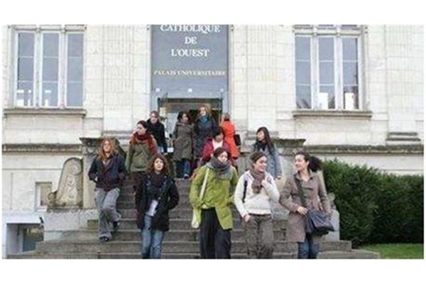 Master of Arts in Clothing Studying Abroad in France