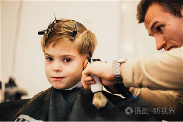 一个小男孩如何剪头发?孩子一个月要理发吗?