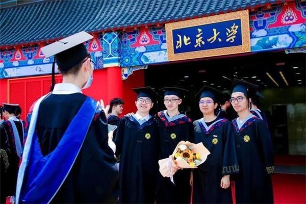 公费留学的学校要交给秘密学校他们应该什么时候出国?