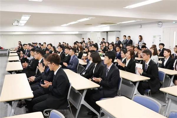 对于女生来说,张雪峰建议她们选择廉价留学