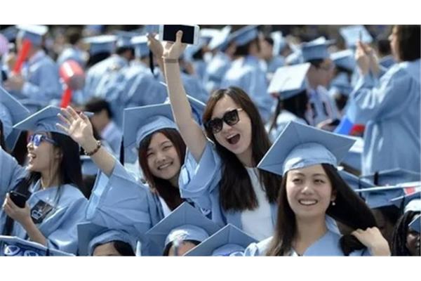 对于国内的预科课程,张雪峰建议选择廉价留学